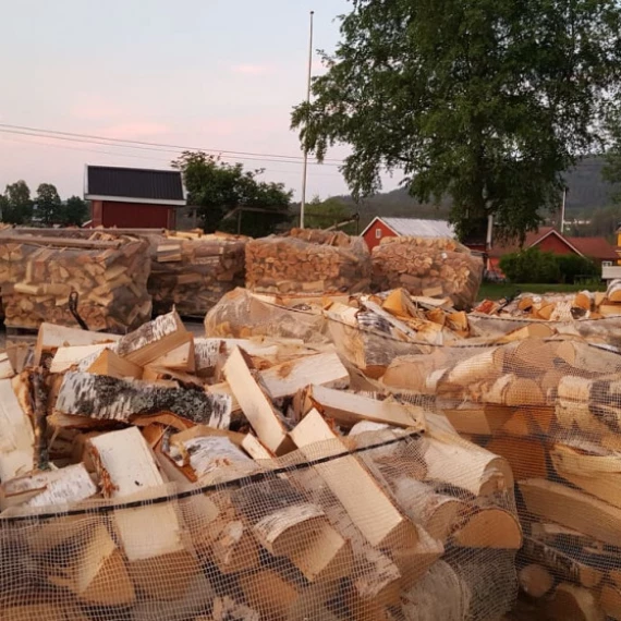Vi selger bjørke- og blandingsved i storsekk a 1500 liter. 