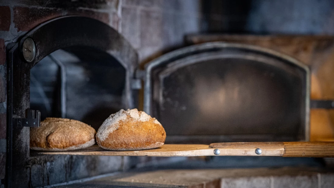 Brød stekt i vedfyrt bakerovn