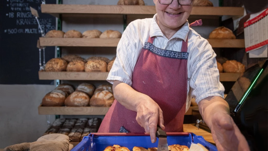 Mette Aune leverer bakst etter bestilling