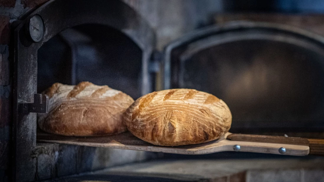 Brød stekt i vedfyrt bakerovn