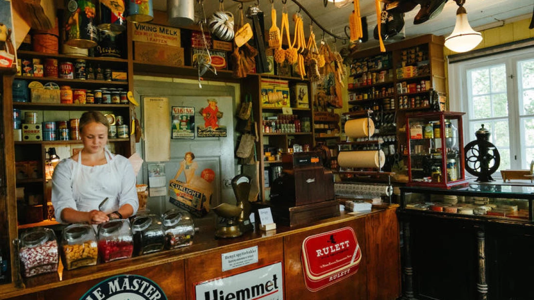 I gulbygningen finner du en kafe. Alle rettigheter - https://mia.no/gamlehvam