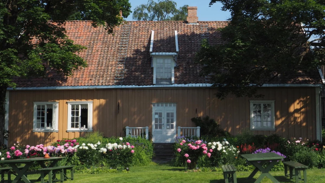 Det yngste huset på tunet er Gulbygningen, som sto ferdig i 1820. Bygget tok da over rollen som hovedhus på gården. Her flyttet storbonden inn, mens tjenestefolket ble værende igjen i Svalgangsbygningen. Alle rettigheter - https://mia.no/gamlehvam