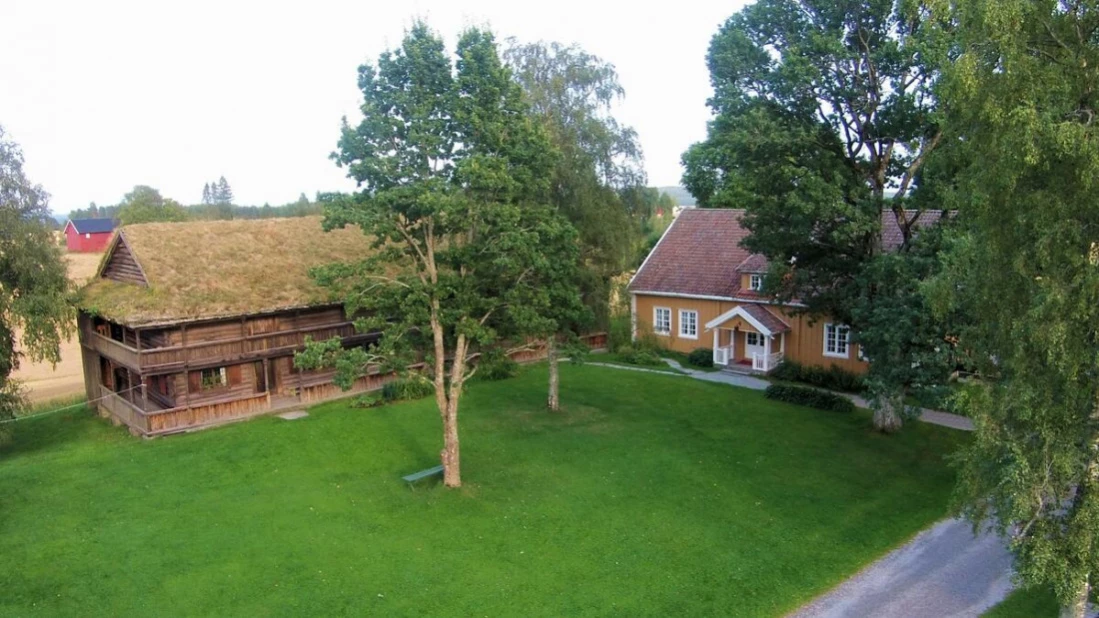 Gamle Hvam. Stallen, låven og fjøset. Alle rettigheter - https://mia.no/gamlehvam