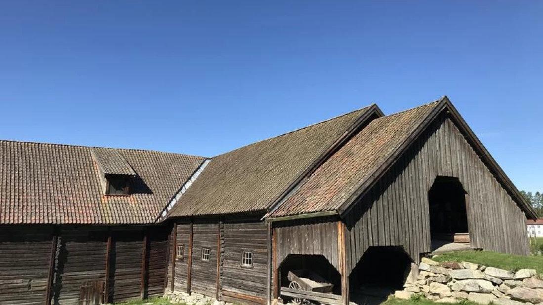 Stallen, låven og fjøset. Alle rettigheter - https://mia.no/gamlehvam
