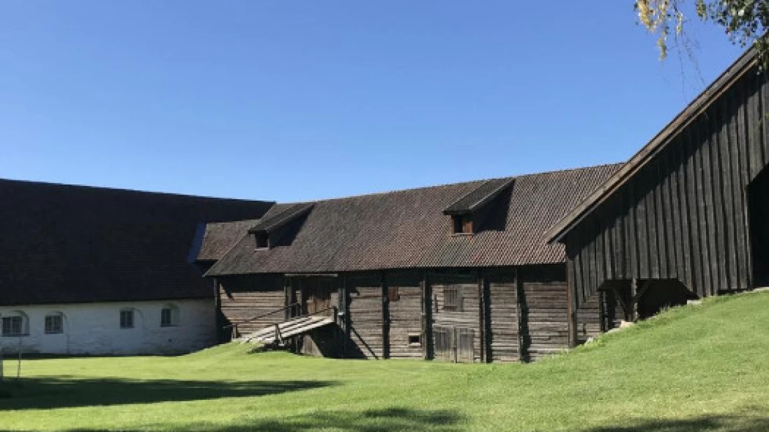 Stallen, låven og fjøset. Alle rettigheter - https://mia.no/gamlehvam
