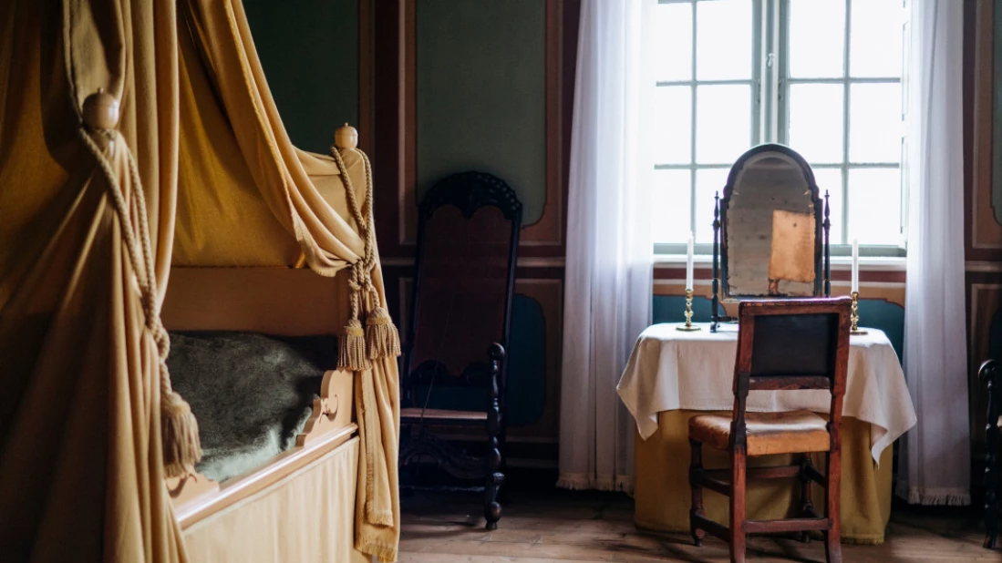 En ny titt inn i møbleringen av Herregården i Larvik.Gro Stalsberg og Aina Aske ved Larvik Museum/Vestfoldmuseene står bak prosjektet. Foto: Georg Aamodt