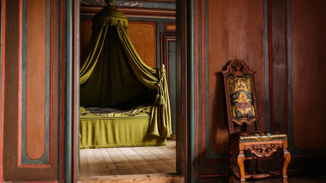 En ny titt inn i møbleringen av Herregården i Larvik.Gro Stalsberg og Aina Aske ved Larvik Museum/Vestfoldmuseene står bak prosjektet. Foto: Georg Aamodt